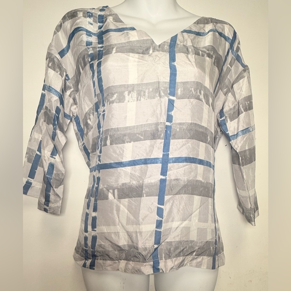 EILEEN FISHER 100% Silk 3/4 Sleeve Graphic Print V-Neck Top Gray Blue Women’s